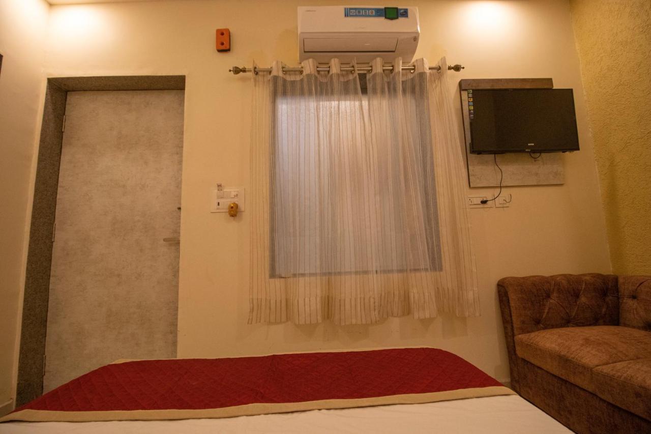 Hotel Aayat Palace Jaipur Bagian luar foto